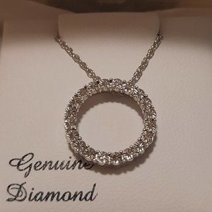Sterling Silver Diamond Accent Round Pendant necklace 18'